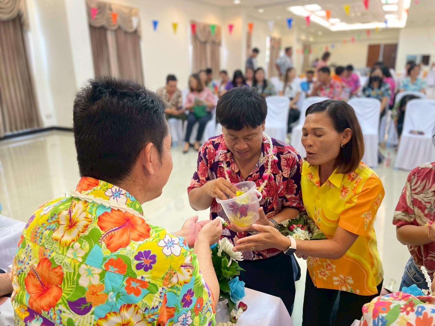 337. วันที่ 26 เมษายน 2568 สาขาการบริหารการศึกษา ได้จัดกิจกรรมรดน้ำดำหัวคณาจารย์ระดับบัณฑิตศึกษา ประจำสาขาการบริหารการศึกษา ณ ห้องประชุมครุร่มสัก 1 ชั้น 3 อาคารคณะครุศาสตร์